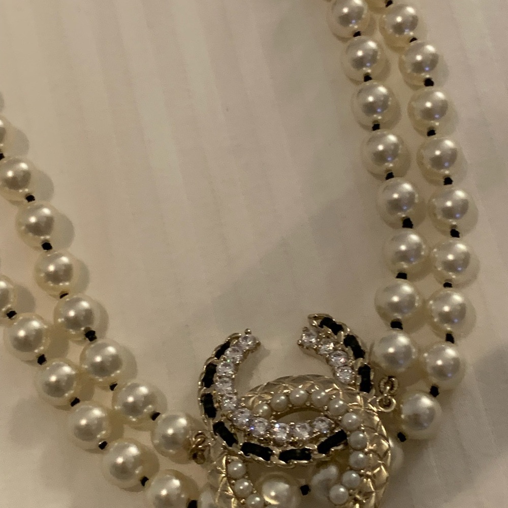 Collectible authentic Pearls long  authentic  Chanel  Necklace, brand new! - Picture 3 of 17